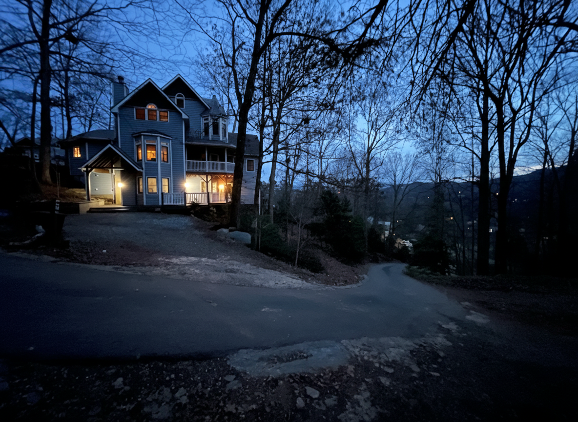Unique cabin Smoky Mountains — Chateaux Wedgewood at night